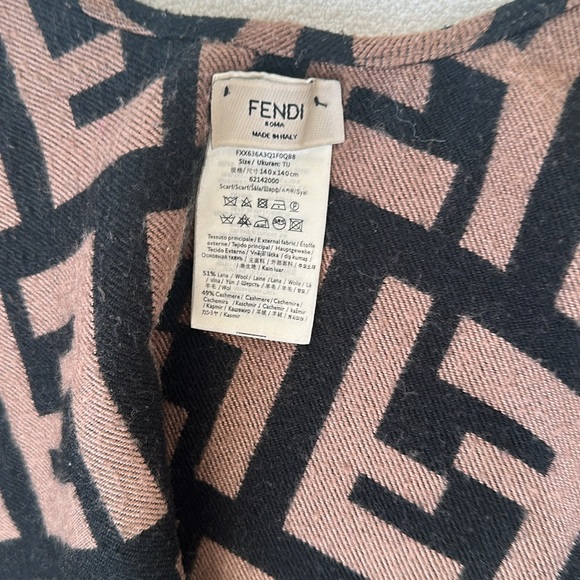 Pre-loved Fendi poncho - Picture 6 of 6